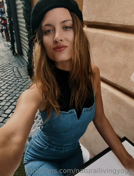 naturallivingyoga hot model img