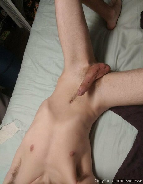 lewdlesse beautiful model picture