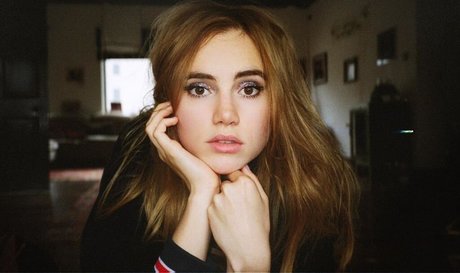 Suki Waterhouse hd model picture
