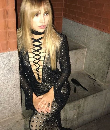 Suki Waterhouse hot model picture