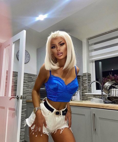 Chloe Inskip naked model archive