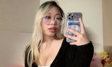 kiwireii erotic model photo