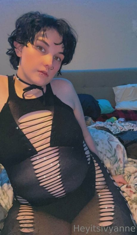 heyitsivyanne adult model img