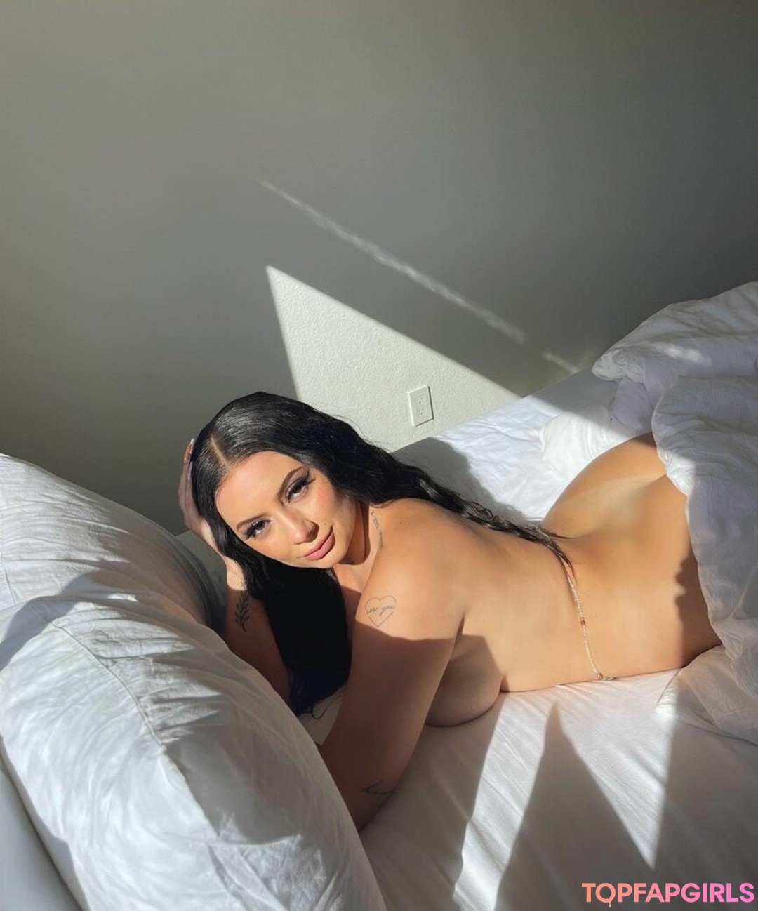 Vanillamace erotic model image