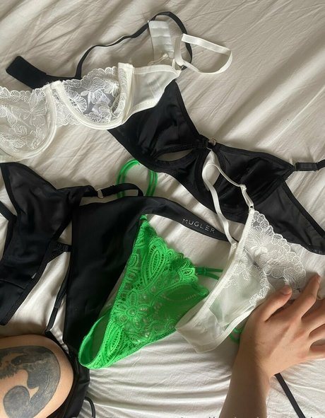 molly jackson vip nude actress picture