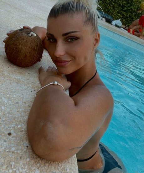 yourgirl bella art model gallery