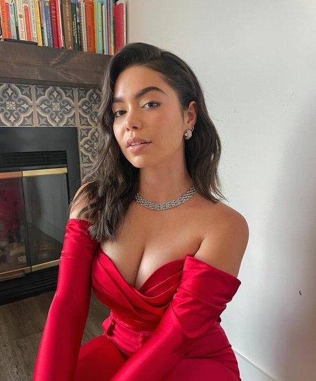 Aulii Cravalho naked model picture