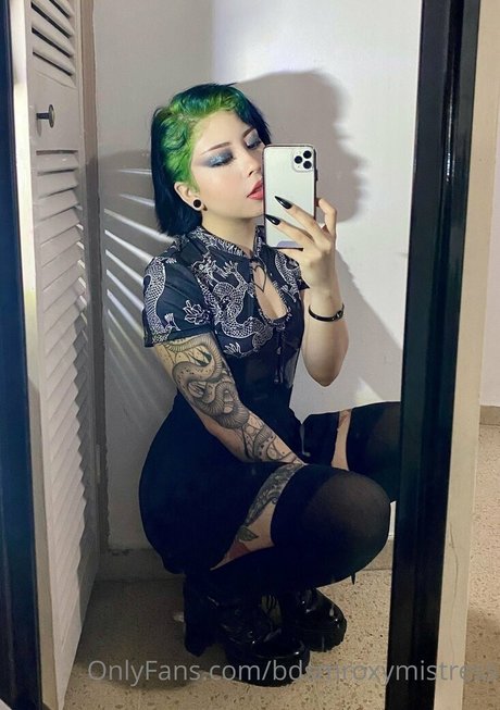 mistressroxybdsm model naked images