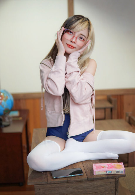 Le Josette sexy model image