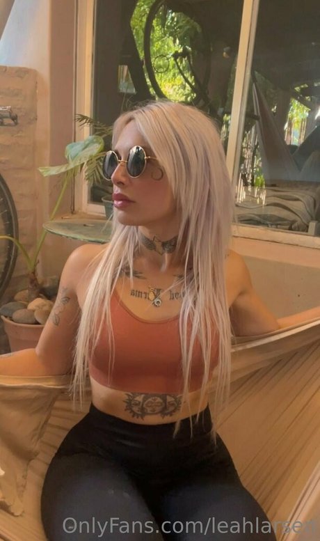 leahlarsen model adult photos