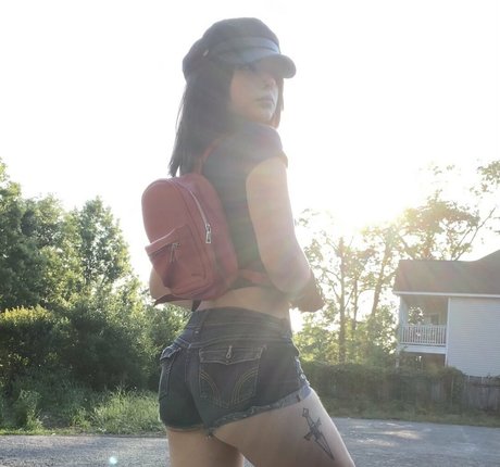 yourluvrgrl pretty model img