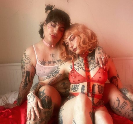 IvyElf pornstar erotic images