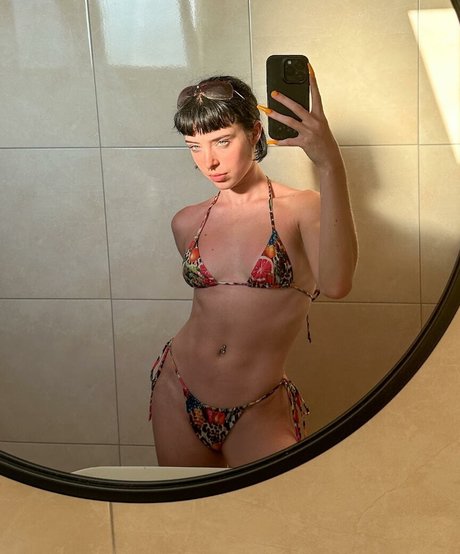 Chloe Hodgson high quality model pics