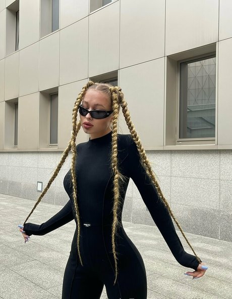 elllleeee hot actress picture