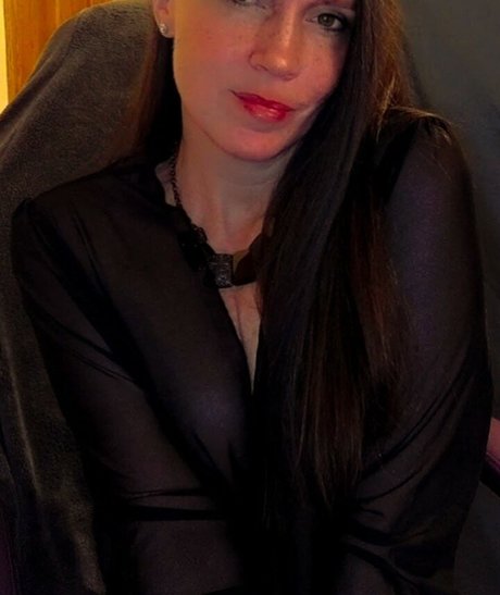 Molly Nova sexy model image