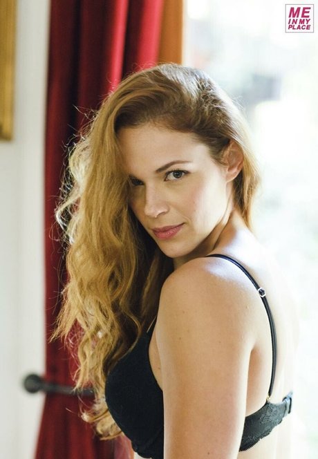 Amanda Righetti erotic actress img