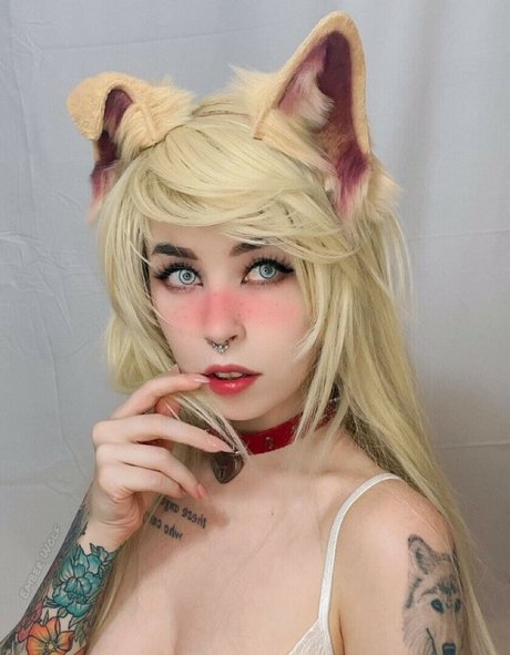 Ember Wolf erotic model gallery