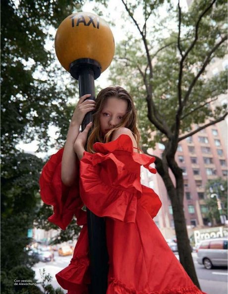 Mia Goth star photos