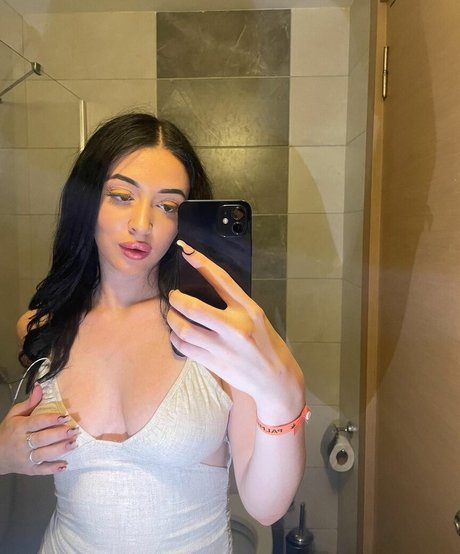 nidakhan hd actress image