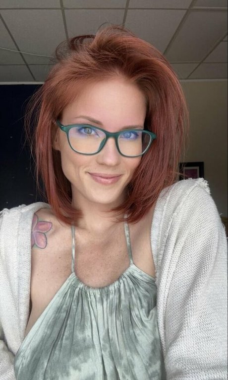 Skyra Fox pornstar sexy gallery