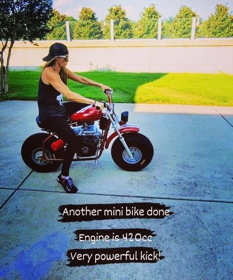 BikiniSquats art model photo