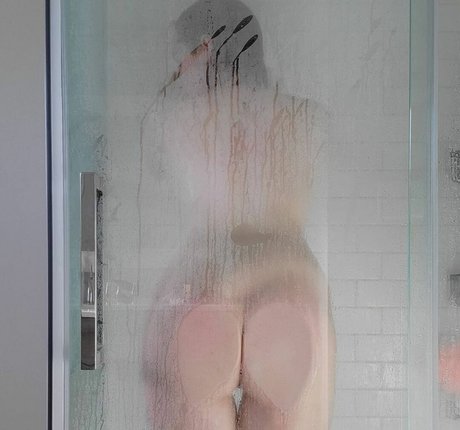 Lily Rogue hot actress gallery