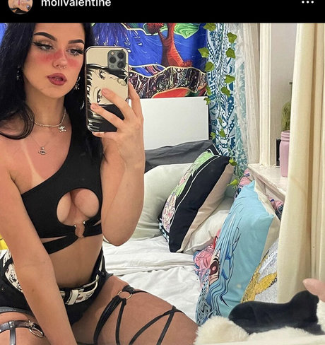 Moll Valentine star hot pictures