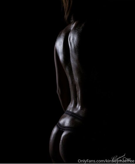 kinsleymaefree naked model picture