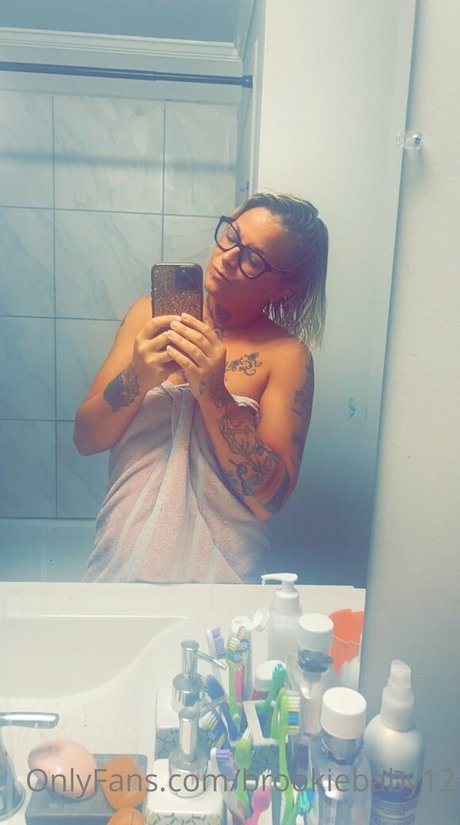 lesbian kissing onlyfans porn photos