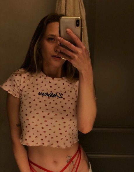 Dina Lewd sex actress image