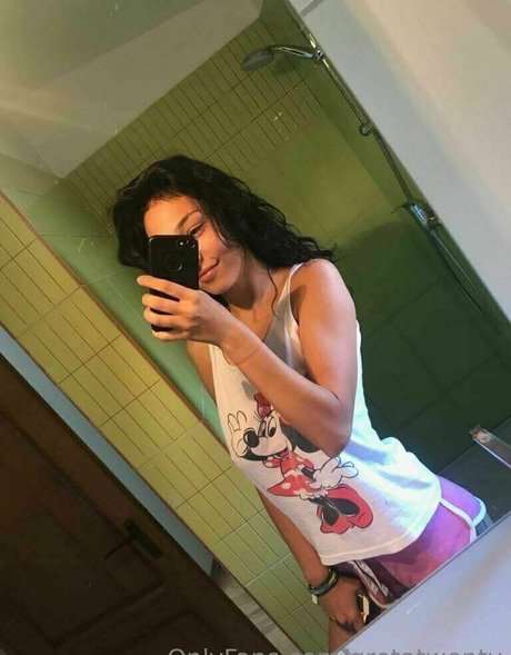 gretatwenty erotic model photo