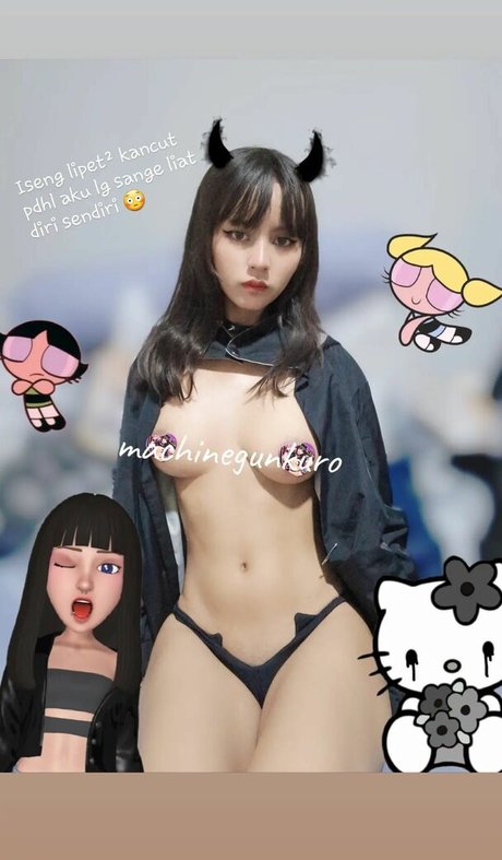 Kuro Emma hot model pic