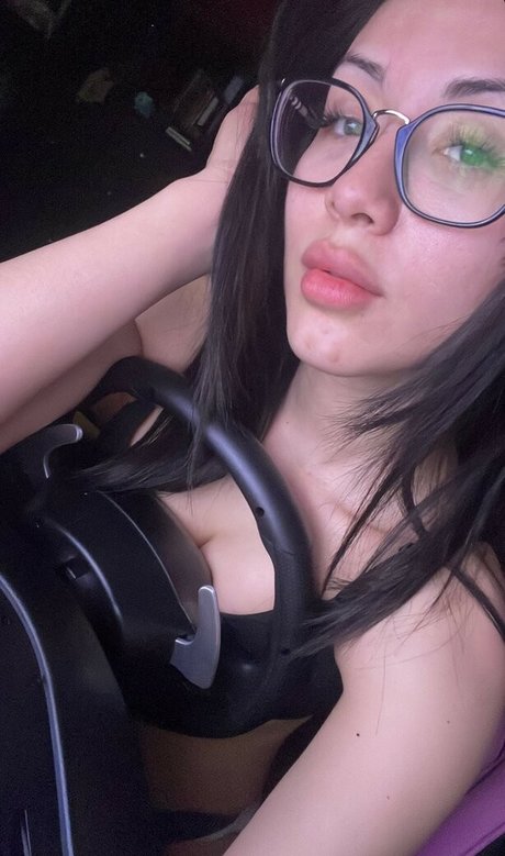 Arabella Kat Posting sexy actress photo