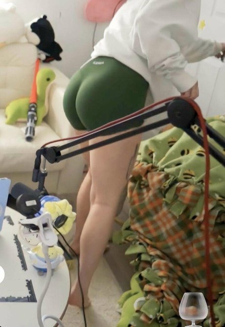 Oxythoughtin exclusive model image