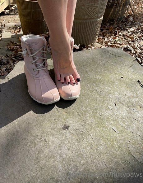 flirtypaws model naked photo