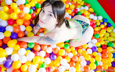 vaegasuicide adult model photo