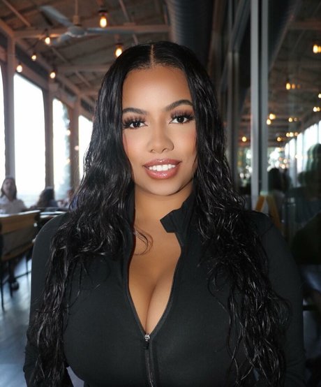 thelailalove erotic model photo