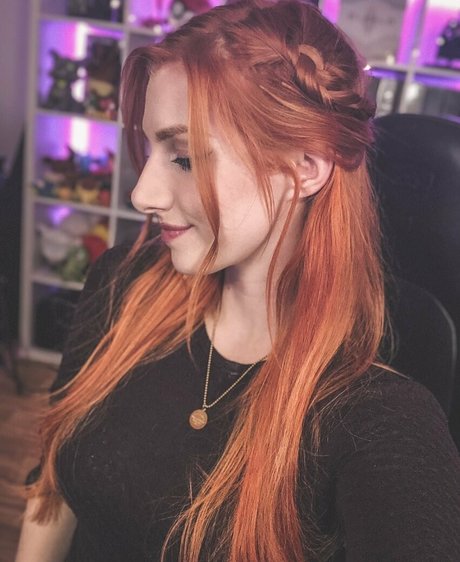 Lara Loft erotic model img