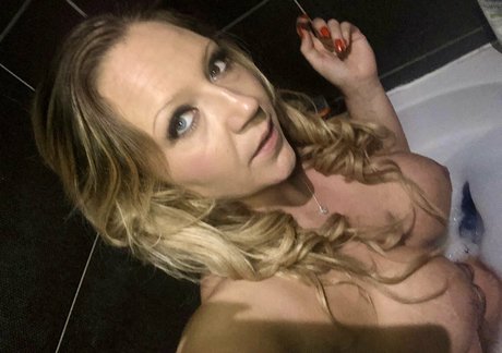 minxnaughty nude model img