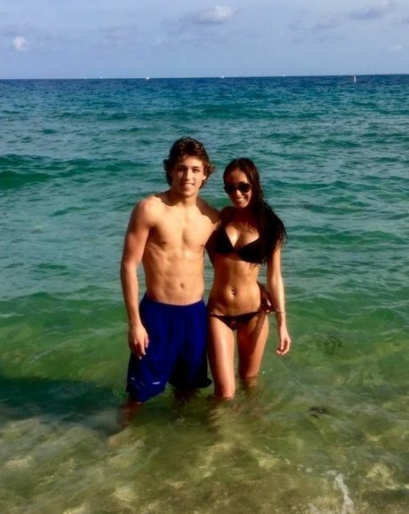 Courtney O Connell hot actress img