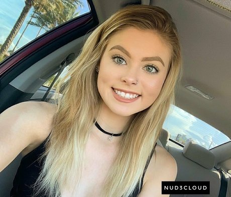 Chloe Mettenbrink art actress photo