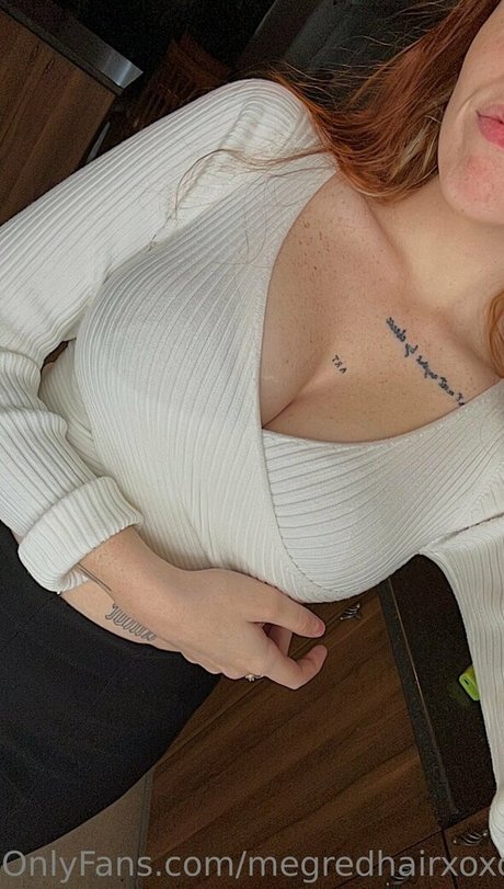 megredhairxoxo tease pornstar top picture