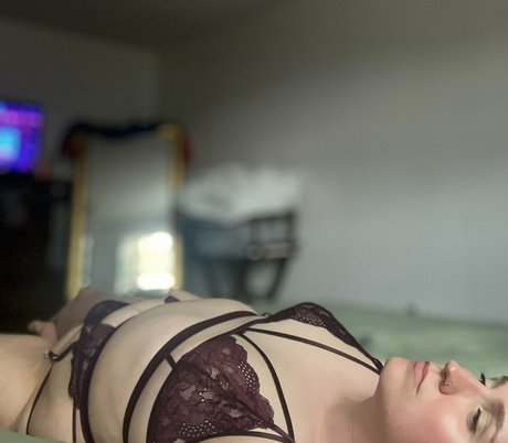 mikaelaistired model xxx pic