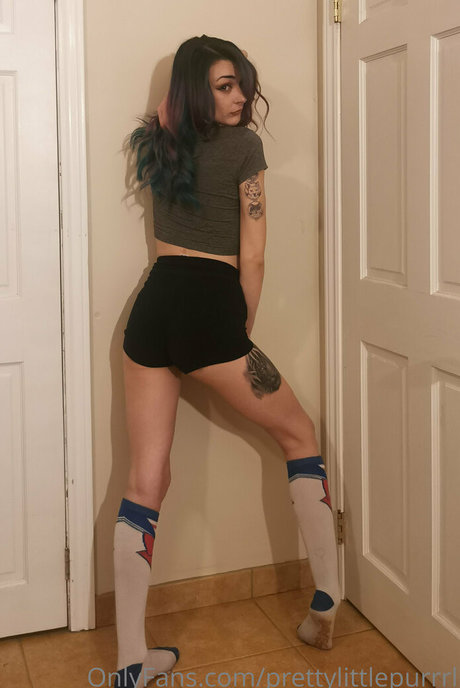 prettylittlepurrrl model naked pic