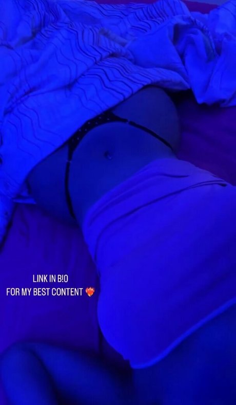 Twaylaventi model erotic photo