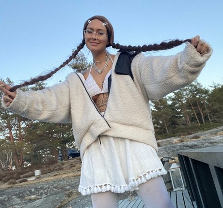 adultekra nice model image