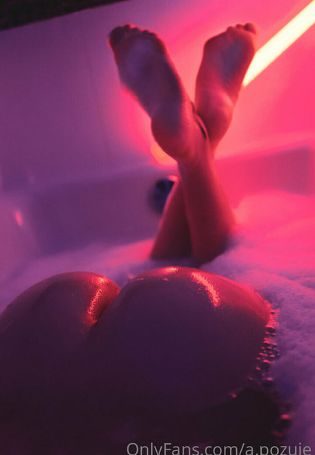 a pozuje nudes model images