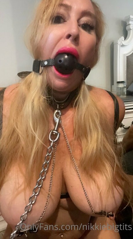 nikkiebigtits Quick model image