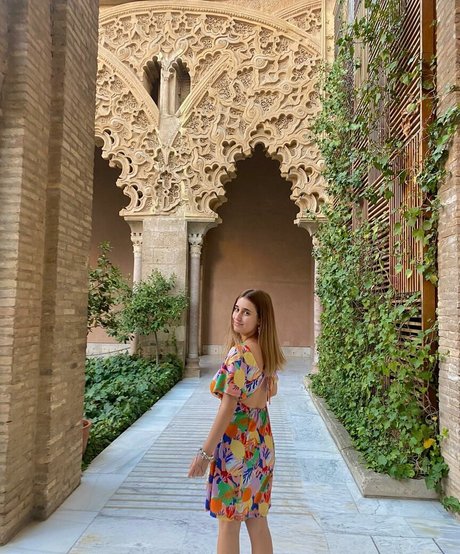 Julia Gomez hot actress img