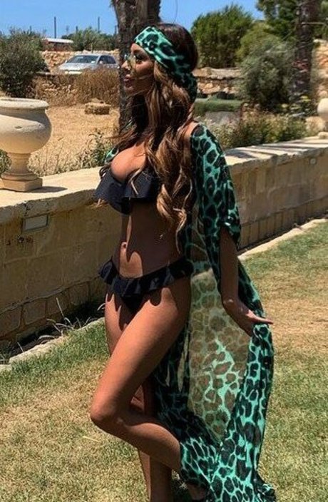 tiny onlyfans nude photos